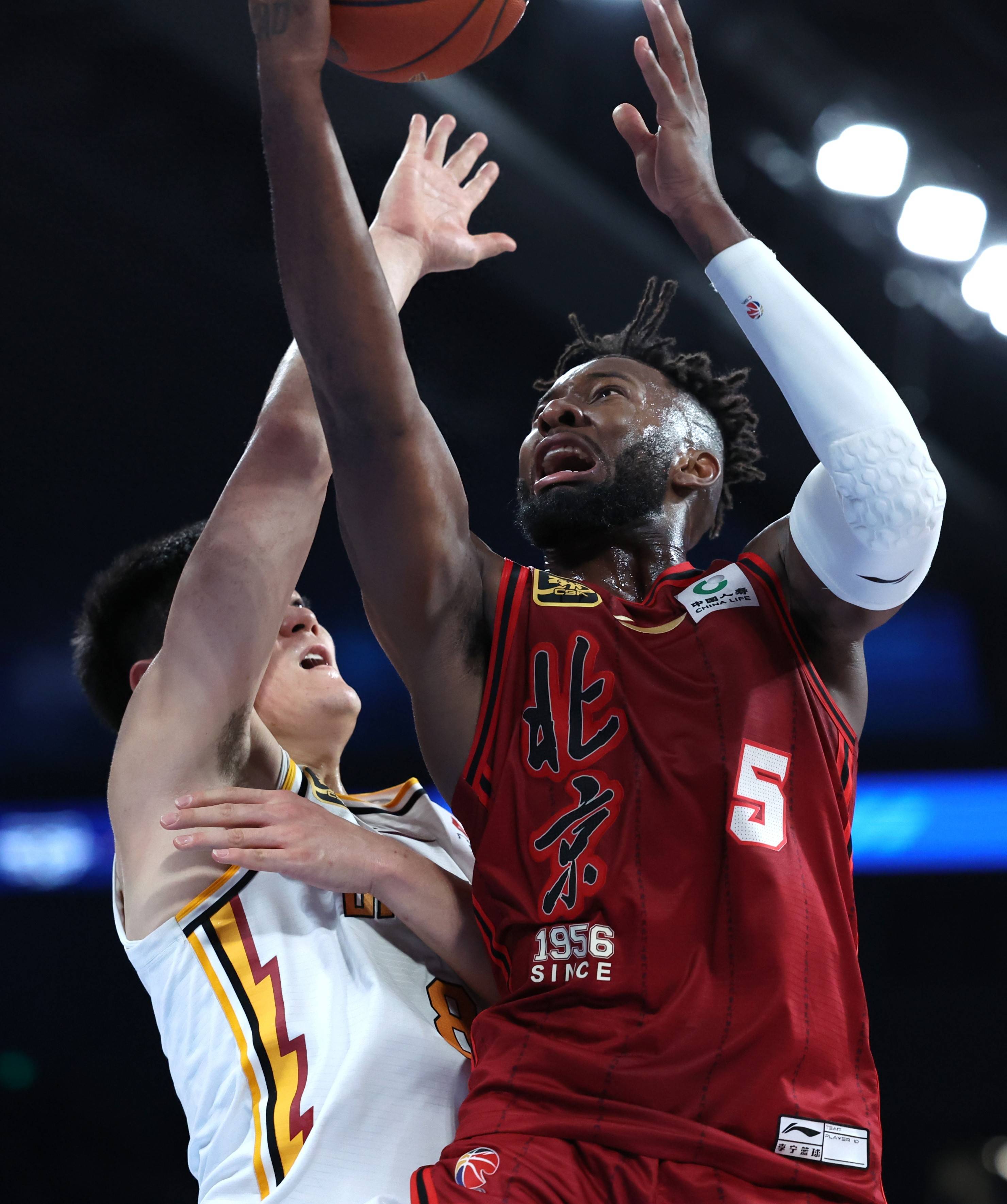 爱游戏导航中心-关键时刻那不勒斯更衣室发声：CBA常规赛节点到来，悬念犹存，阵容厚度经受考验的简单介绍